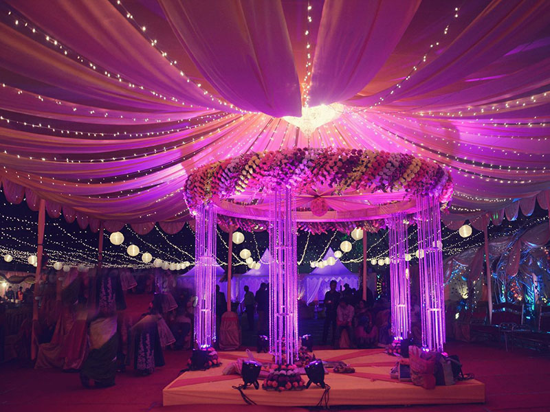 Comment concevoir une décoration de réception de scène de mariage rose à faible coût avec Round stage Truss?
