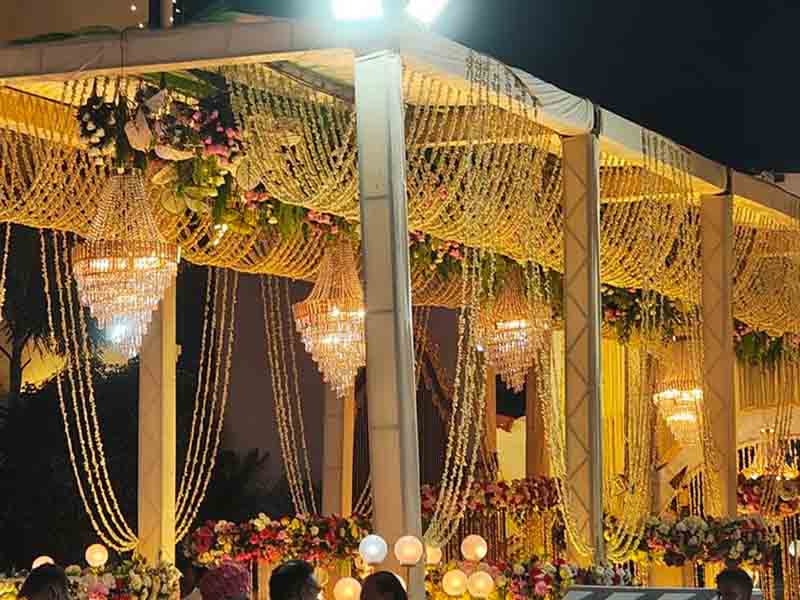 Scène de mariage Golden Truss : sublimez votre célébration d'anniversaire d'or