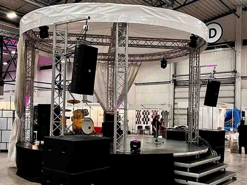 Comment concevoir une décoration de réception de scène de mariage rose à faible coût avec Round stage Truss?