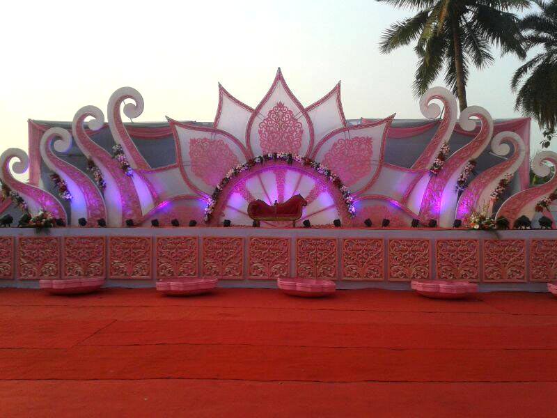 Idées de scène de décoration de réception de mariage de fleurs en plein air en Inde avec
