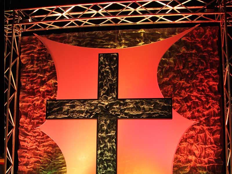 Comment décorer une scène d'église avec une croix ?