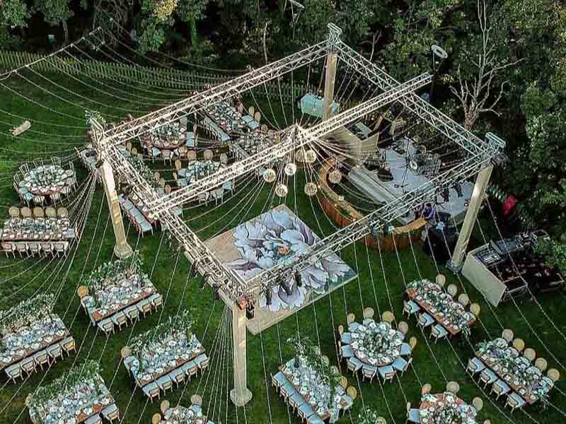 Décoration de scène de mariage de fleurs en plein air Mise en scène de divertissement