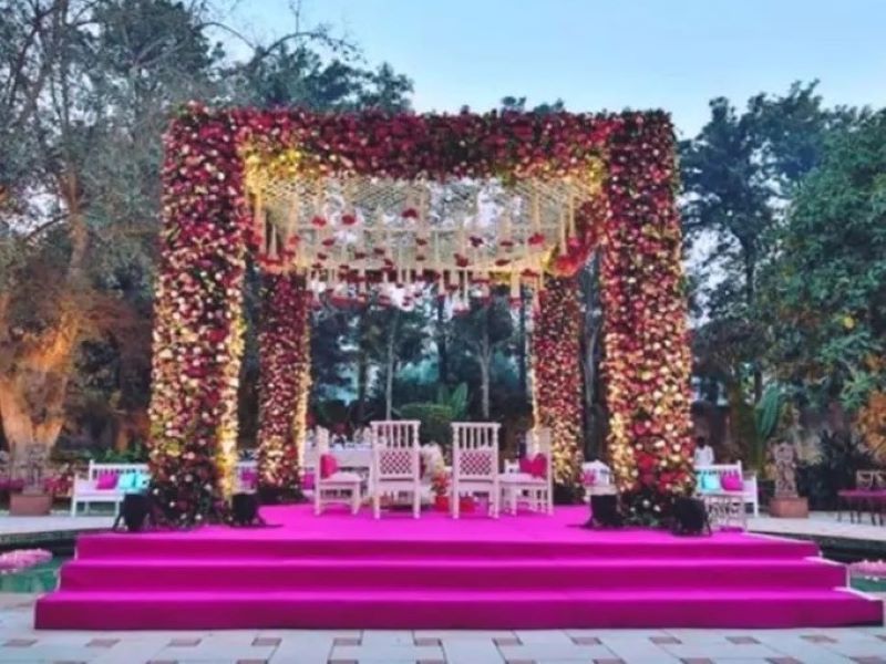 Décoration de scène de mariage de fleurs en plein air Mise en scène de divertissement