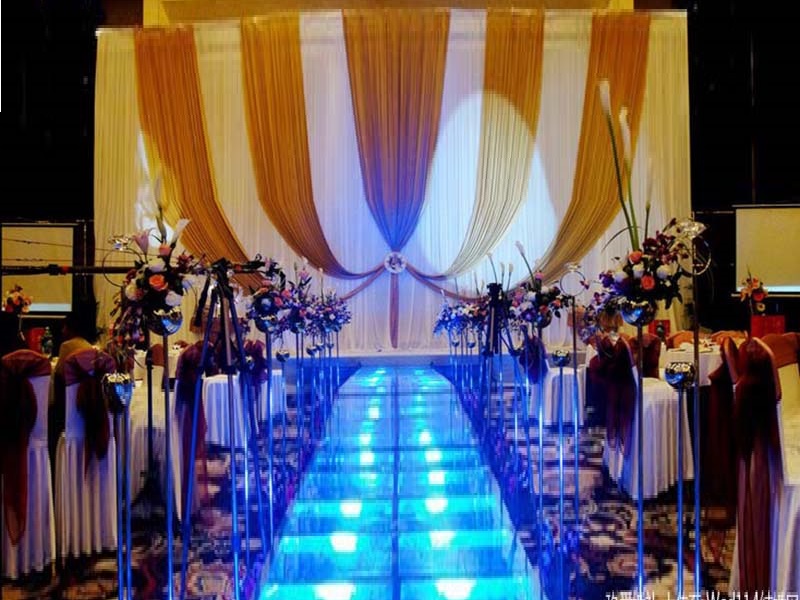 Comment pouvez-vous installer une scène de luxe en plexiglas acrylique transparent pour la décoration de mariage?
