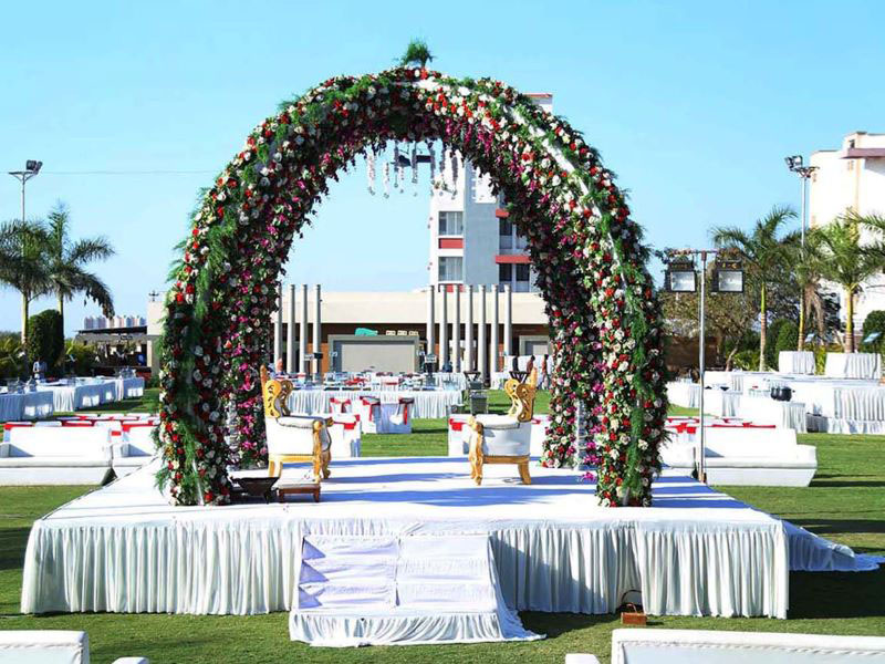 Comment décorer une arche de mariage florale ?