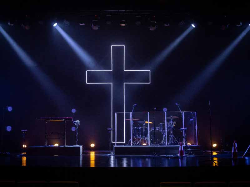 Installation facile de la scène de l'église avec une croix éclairée par LED en toile de fond